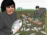 China - o femeie plange dupa ce mii de pesti au murit din cauza poluarii